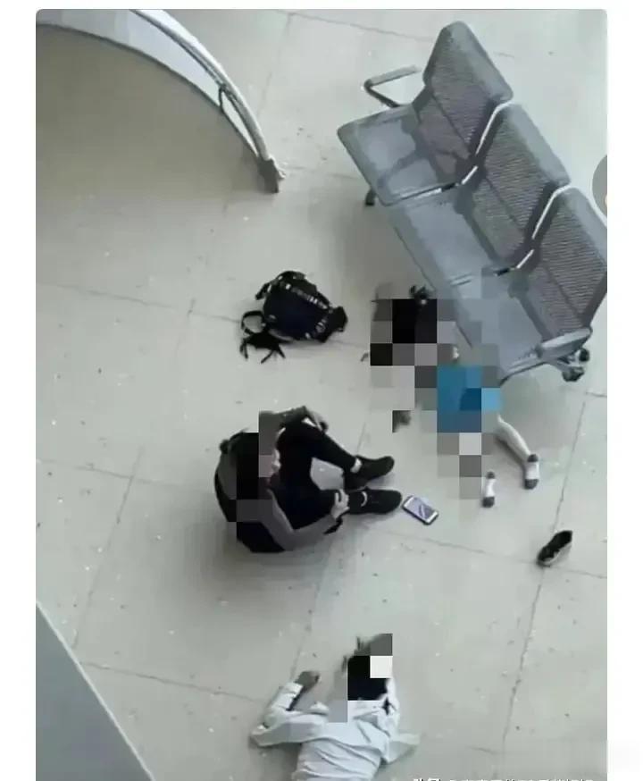 一位妈妈带着10岁来岁的小女孩坐在上海科技馆三楼的长椅上休息，小女孩站在椅子上玩