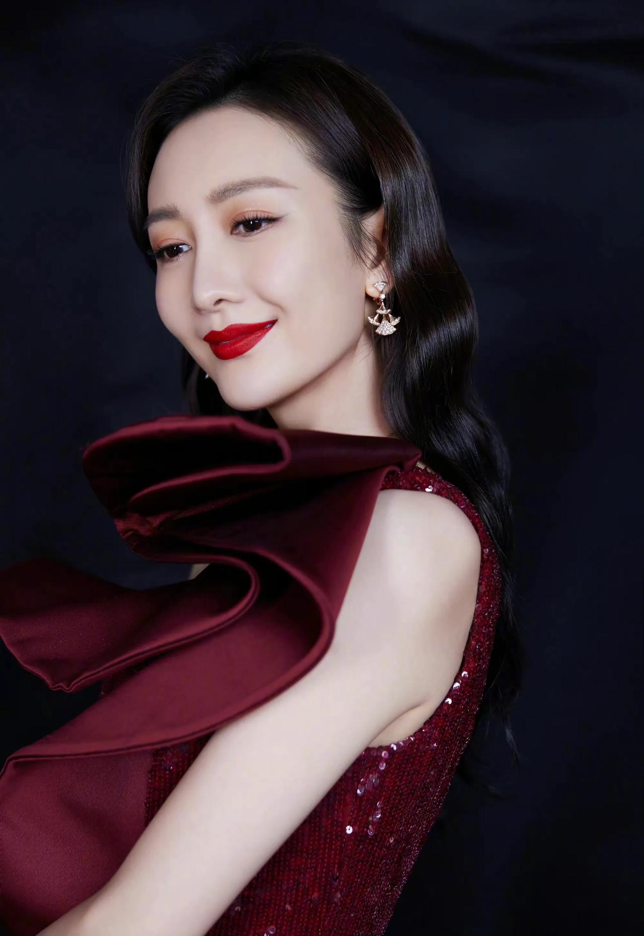 王鸥一袭酒红色亮片高叉裙，演绎成熟女人的魅力，气质这块真的无敌了！