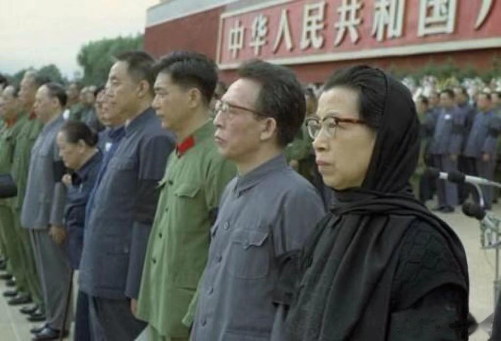 在毛泽东追悼大会的主席台上，江