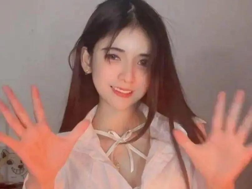 作为一个曾经的抑郁症患者，从第一次看狗头萝莉的cos视频，就怀疑她是不是有抑郁症