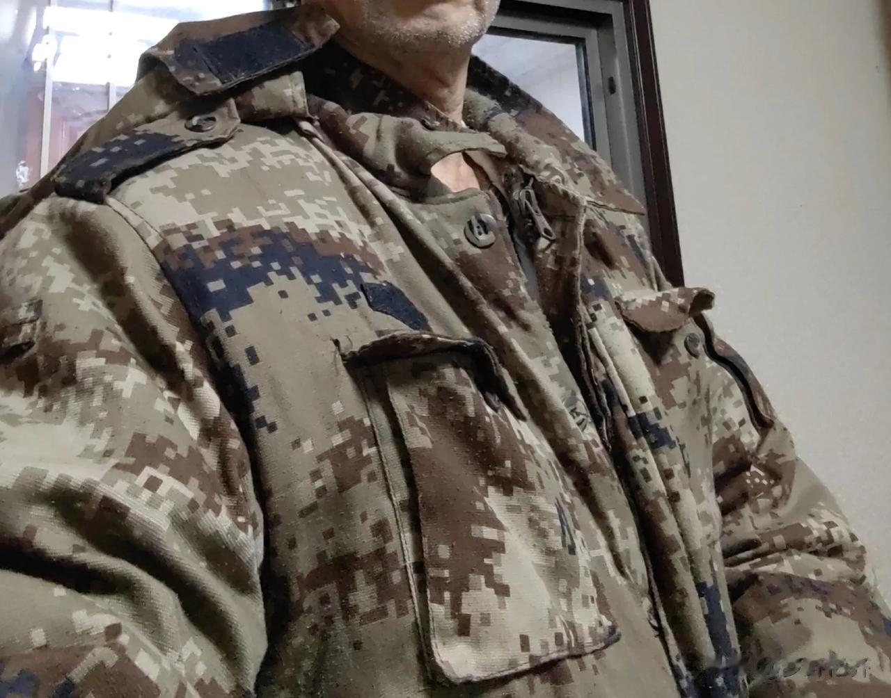  

我在这个季节就喜欢穿军人的那种迷彩棉服。

那既保暖，又禁脏。

穿在身上