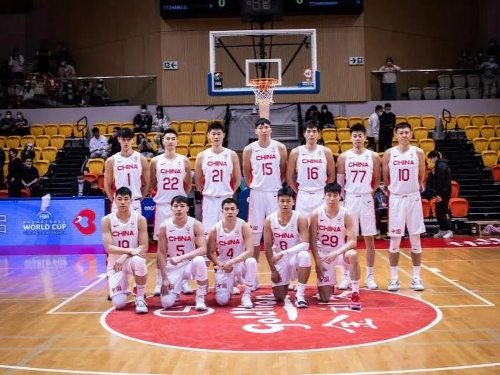 曾凡博首秀暴露问题 年轻仍需沉淀

中国男篮击败伊朗的比赛中，年轻球员曾凡博迎来