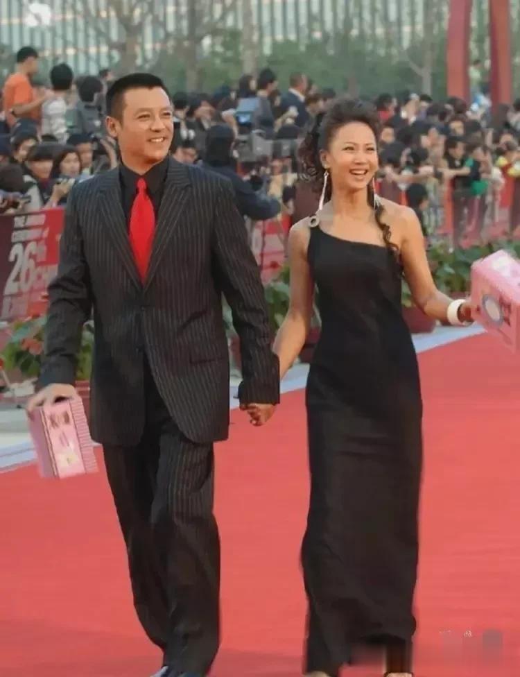 这对夫妻真的很低调。原来他们是夫妻，越看越有夫妻相。

丈夫牵着她的手，一看就特
