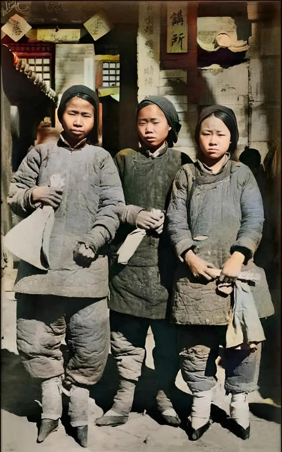 清末时期的三个小少妇，裹着三寸金莲，穿得破破烂烂，但是容貌很清秀，
这三个小少妇