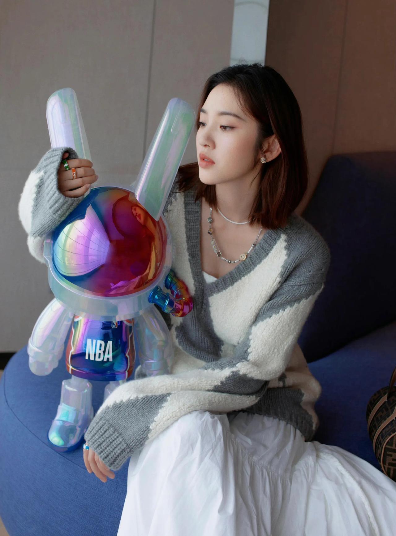 唐艺昕最新的私服照，外套灰白菱