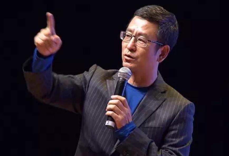 白岩松谈年轻人躺平：世界上没有任何一个地方是绝对安稳的。我们有自己的压力，同时也
