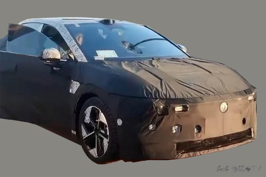 【极氪首款三厢轿车？无框车门+雷达车顶 终于瞄准主流市场】近日，极氪汽车也在加速