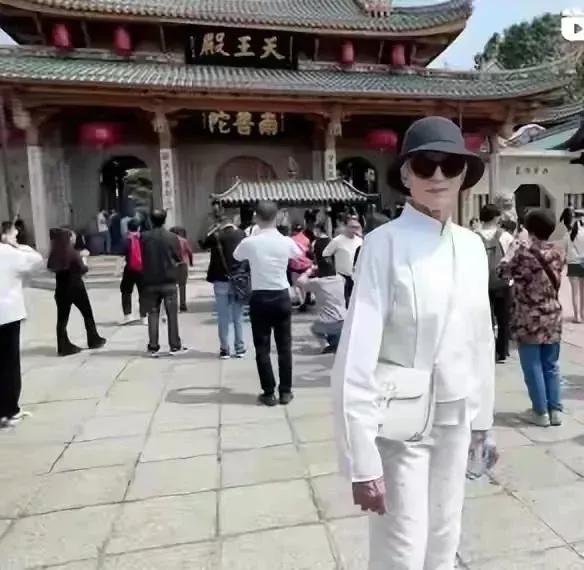 世界首富马斯克的妈妈来中国游玩，穿白色中国风气服装太有范两天换三套造型。
世界首