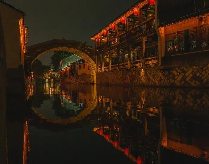 飞花令:主题【桥】，快来评论区接吧[玫瑰]

夜凉天似水，月在小桥西 。 ​​
