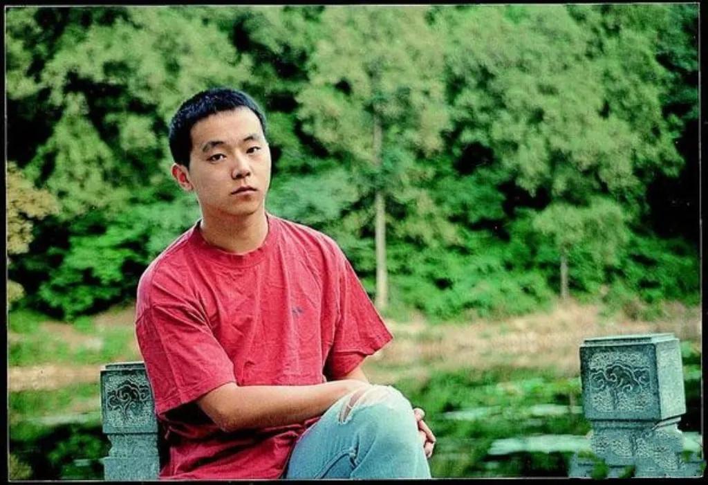 年轻时的窦唯和现在的窦唯，岁月是把杀猪刀，简直像换了一个人，这些年在他身上到底发