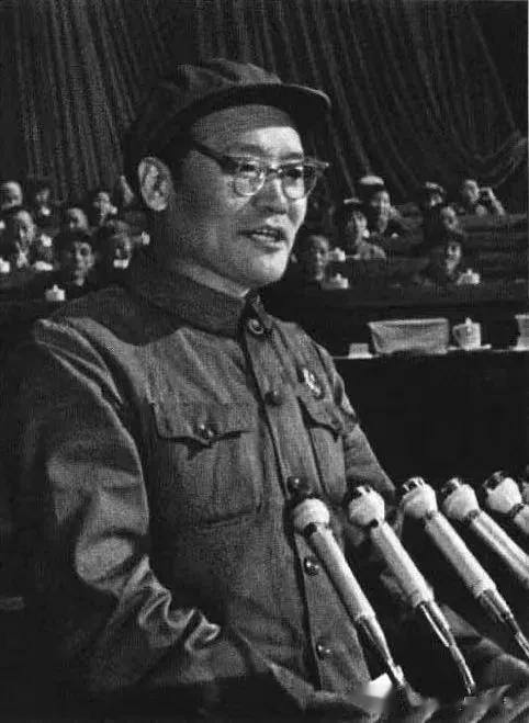 1969年年召开的中共九大上，纪登奎被安排以“革命干部代表”的身份在大会上发言。