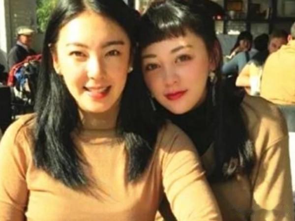这些和路人合过影的女明星们，张雨绮好亲民，而她却美若天仙！
张雨绮这张和路人的合