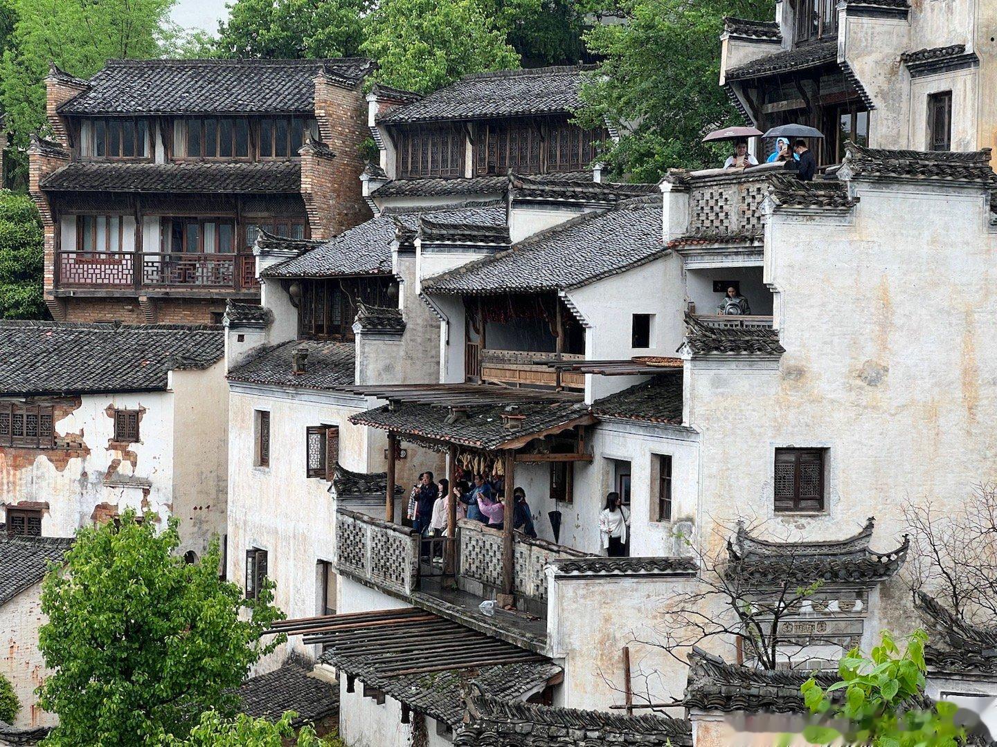参观婺源篁岭。一个很有风味的徽州旅游村落。这个村子2009年开发，2014年对外
