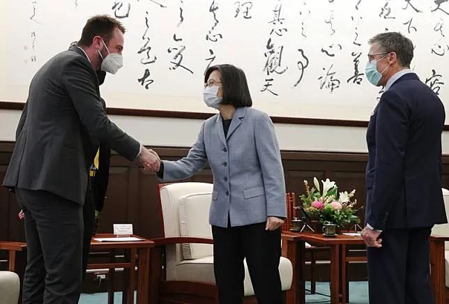 为吓阻中国大陆“武统”台湾，北约前秘书长叫嚣军援台湾、制裁大陆。
近日北约前秘书