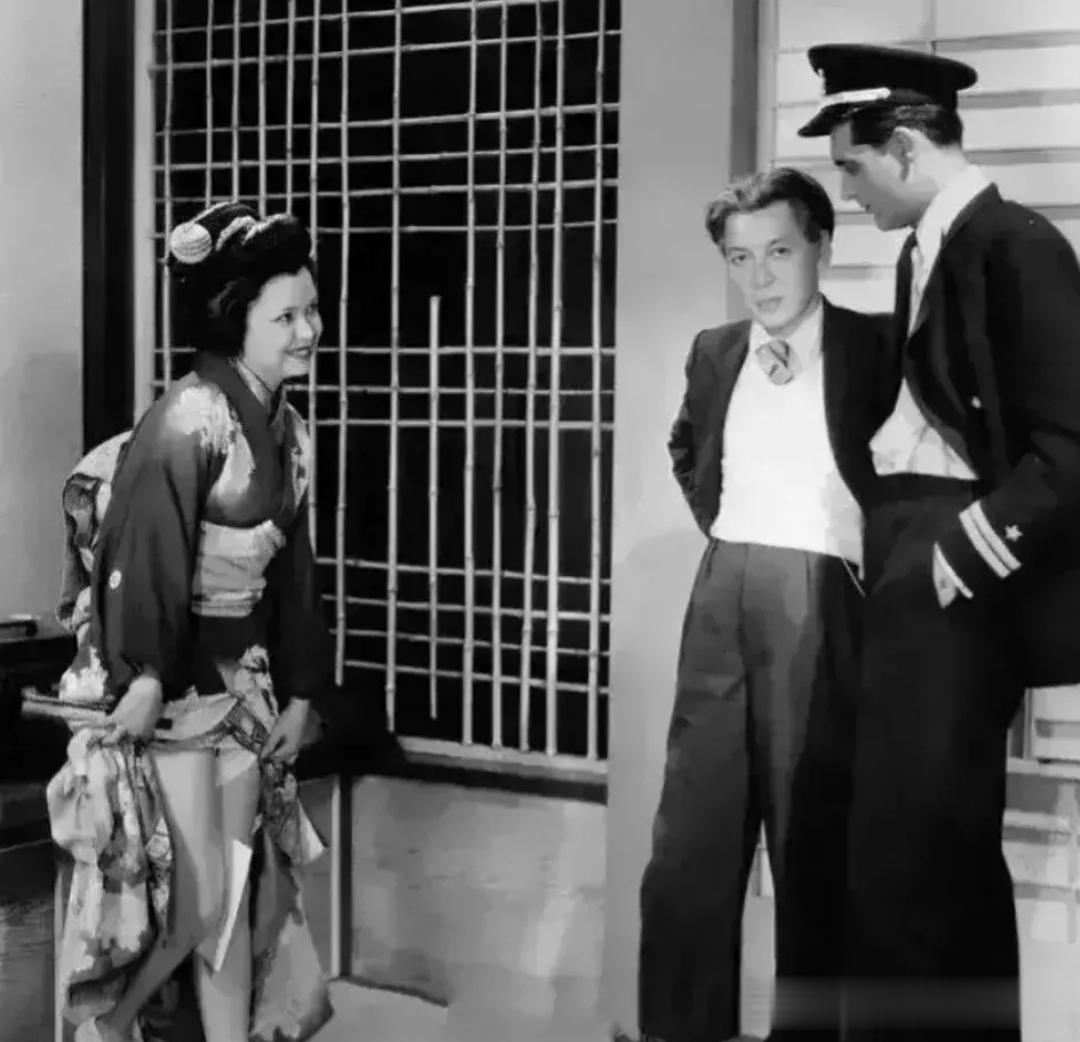 1950年，一个日本官员带着自己的妻子，来到了美国驻军基地。美军少校让日本女人撩