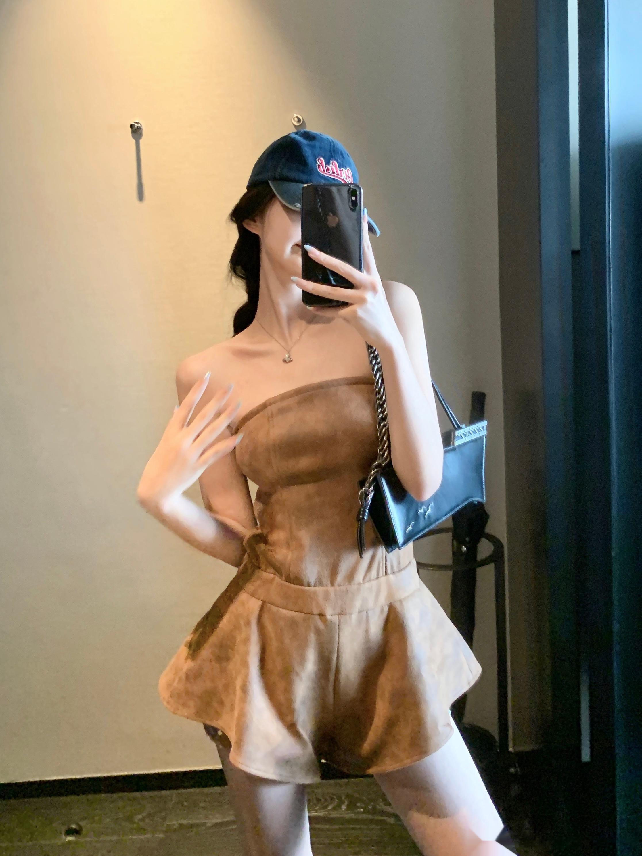 和上期连体裤（图一）同款面料的抹胸裙 立体收腰设计 很漂亮定制雪花烫金面料 很特