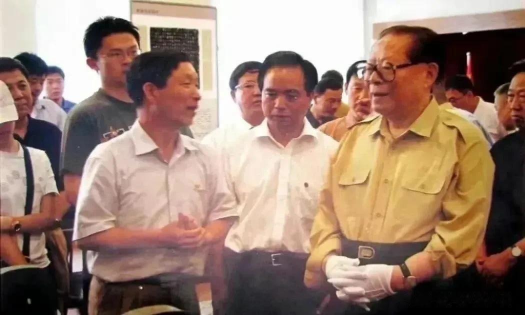 2004年，江泽民同志的一组老照片，当时他在宝鸡参观青铜器展，站在他身边为他解说