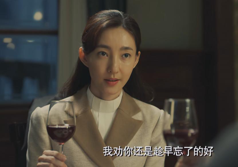 女人对男人说：对于我们这种萍水相逢的浪漫故事，我劝你还是趁早忘了的好。男人问：不