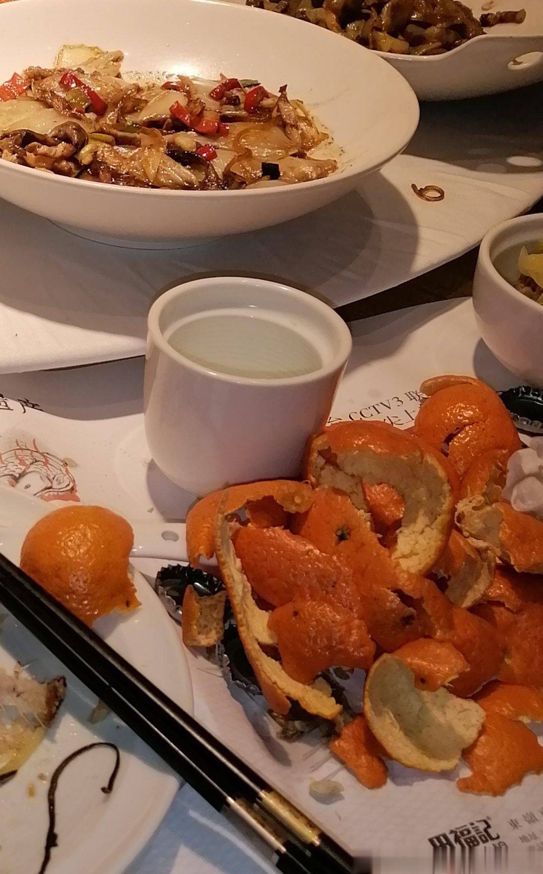 这是什么，杯盘狼藉，一堆橘子皮。这是周二，我和几个老朋友吃饭，一个大姐有心，怕我