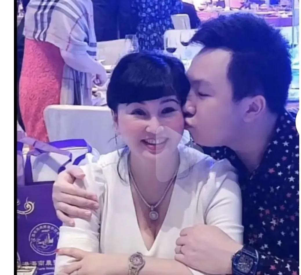 看蔡天凤的视频，感觉她看起来不快乐,一副清冷的感觉,讲话轻轻柔柔的和方媛挺像,而