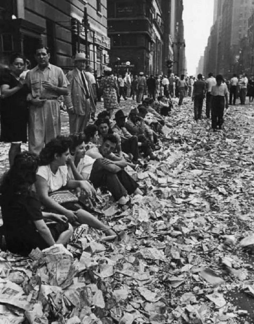 1945年的8月14日，美国人民异常地兴奋和欣喜。为了庆祝这个特别的时刻，他们在