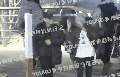 导演徐克小30岁女友疑似怀孕，两人牵手散步，女方小腹微微隆起！

3月16日，知