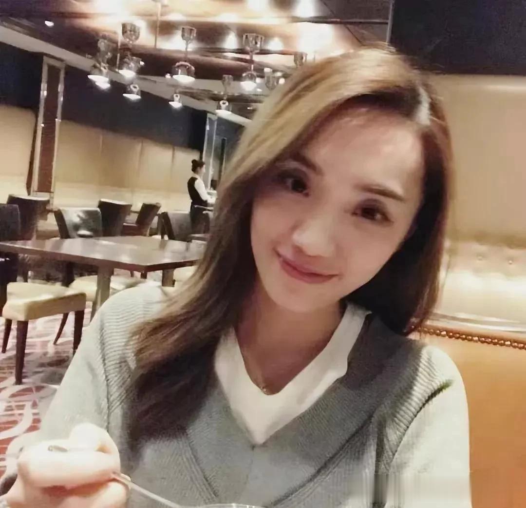 胡歌的妻子罕见露面，妻子是资深模特脸，父亲做包工头，曾花80万送她去学化妆。

