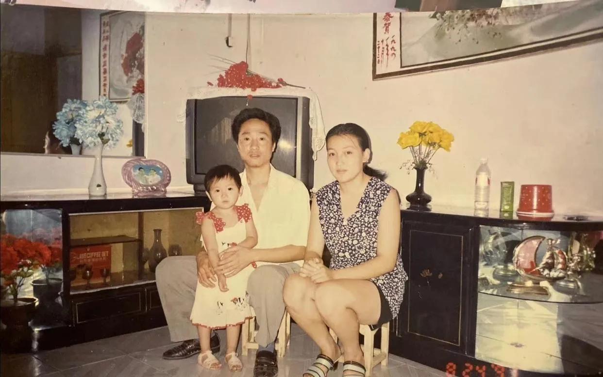 一家三口跨越10年的两张合影，唯一不变的是年轻辣妈的颜值，越来越有韵味了。
10