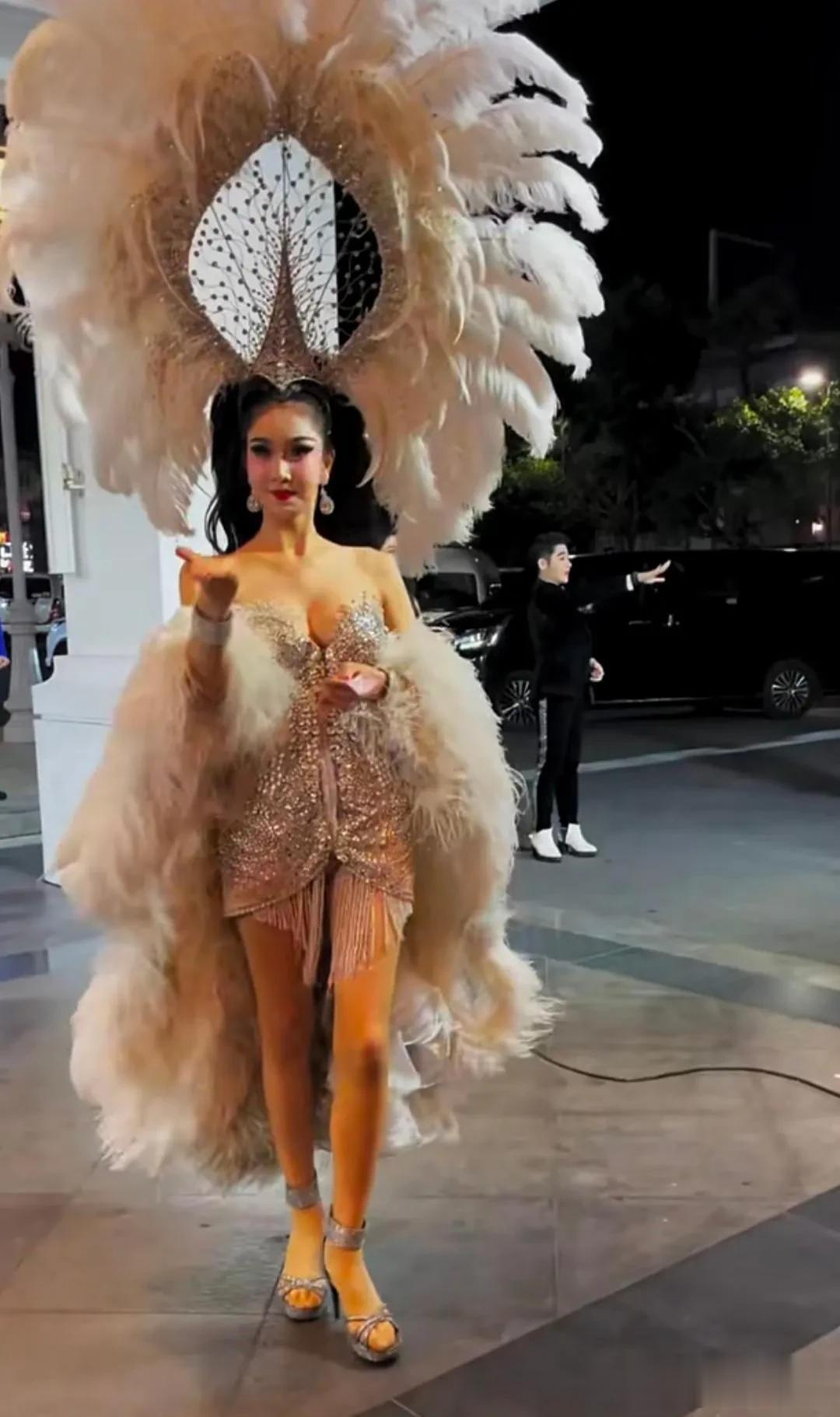 泰国的是小哥哥还是小姐姐，42码的大脚！这身高，老铁们你怎么看？