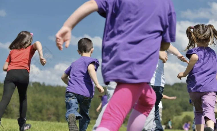 #儿童健康守护计划# 促进生长发育：收藏这5个带娃实用的户外运动。天气晴朗，正是