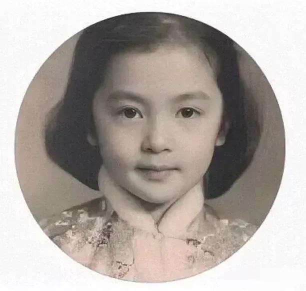 陈冠希妈妈小时候的照片，长得纯真甜美，像一个优雅迷人、冰雪聪明的大家大家闺秀。
