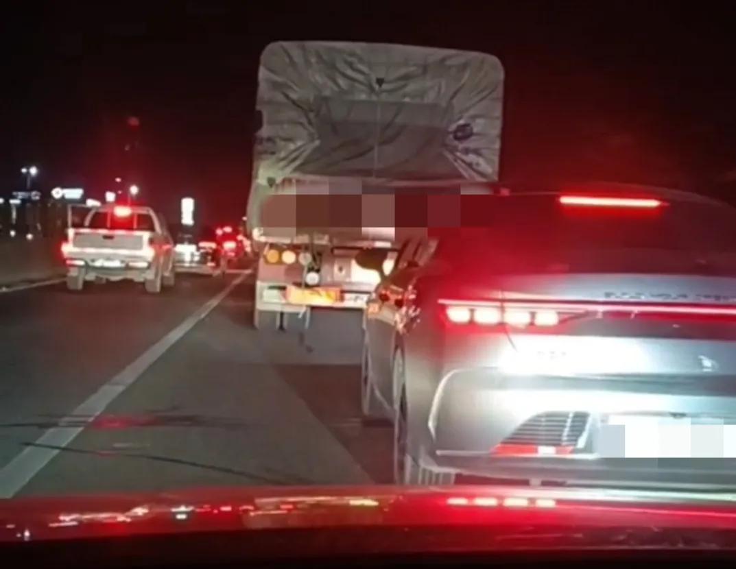 昨天早上从湖北老家回湖南，

原本五个小时的车程，开了10个小时才到。

一路堵