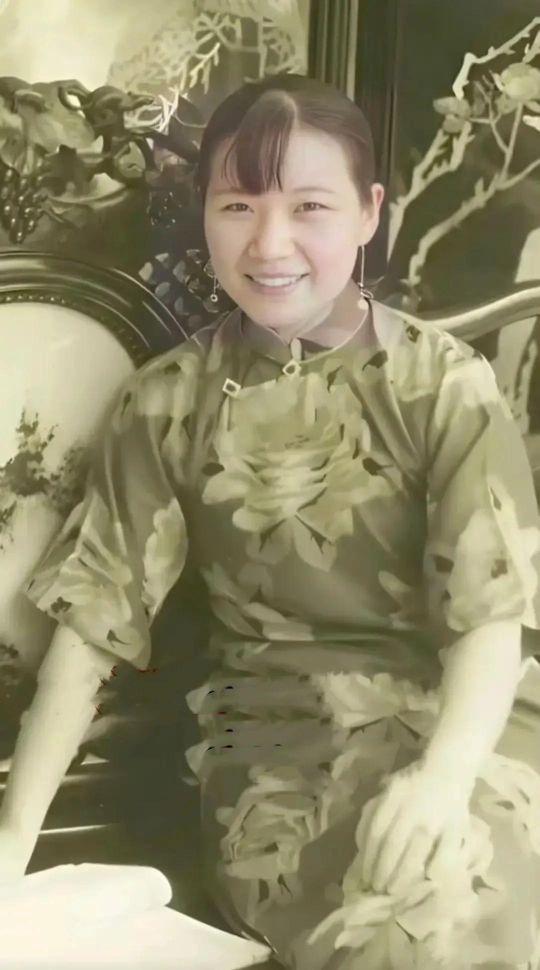 年轻时的宋美龄，典雅贵气，容颜秀美，她是宋家三姐妹中颜值最高的一个。
不得不说她