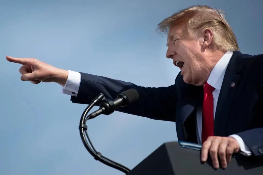 美国前总统特朗普4日晚间向支持者发表公开讲话时表示，美国的经济正在崩溃，通货膨胀