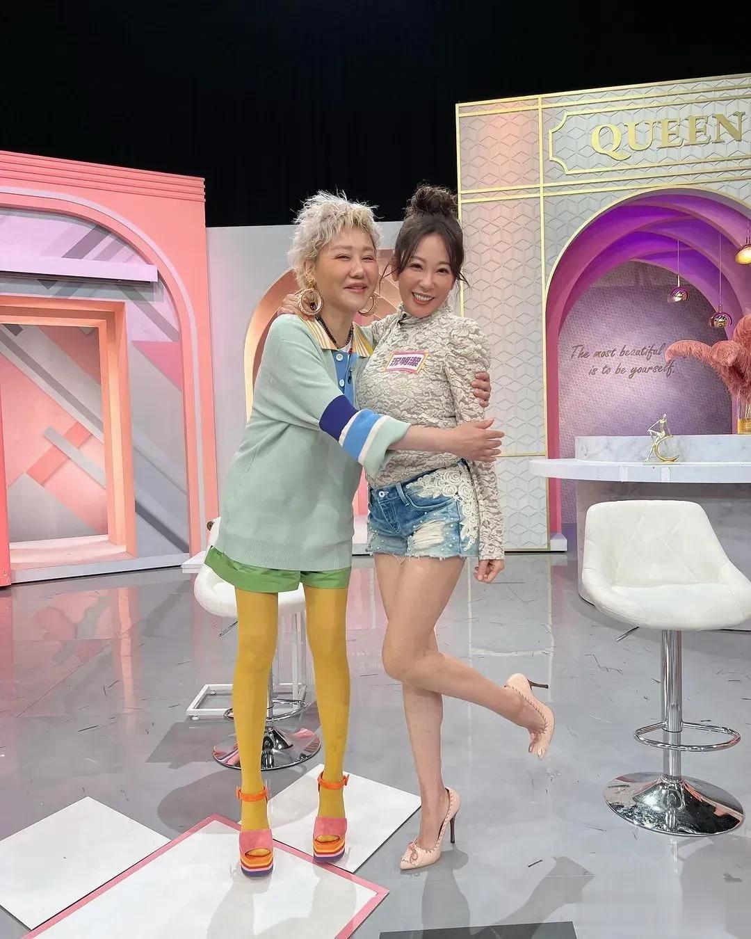 57岁的蓝心湄和56岁的况明洁，他们两个识于微时，都经历过歌厅秀时代，两人是很要