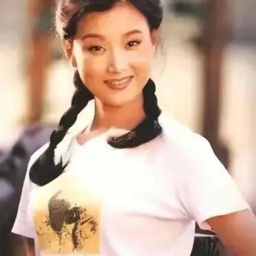 年轻时的英姐，清丽脱俗，是那个年代的“氧气美女”。
英姐年轻时很惊艳，皮肤嫩得能