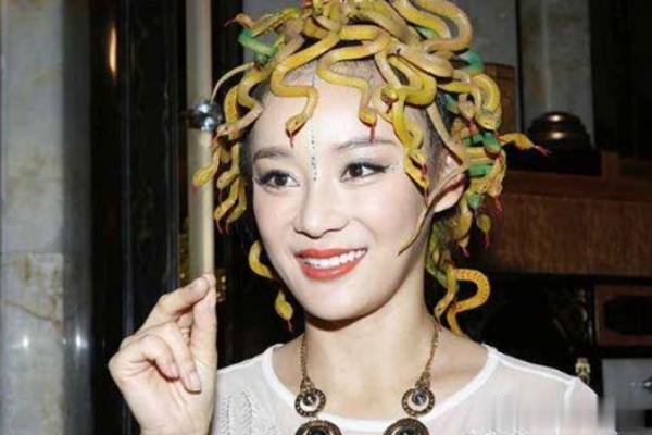 被造型“毁了”的明星，陈志朋没眼看，她被打扮成村姑走红毯！
小伙伴们大家好，很高