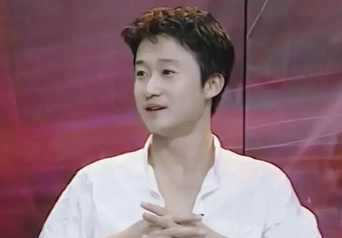 年轻时的吴京一身白衣，青涩稚气，是个奶呼呼的小鲜肉。
年轻时的吴京皮肤白皙细嫩，