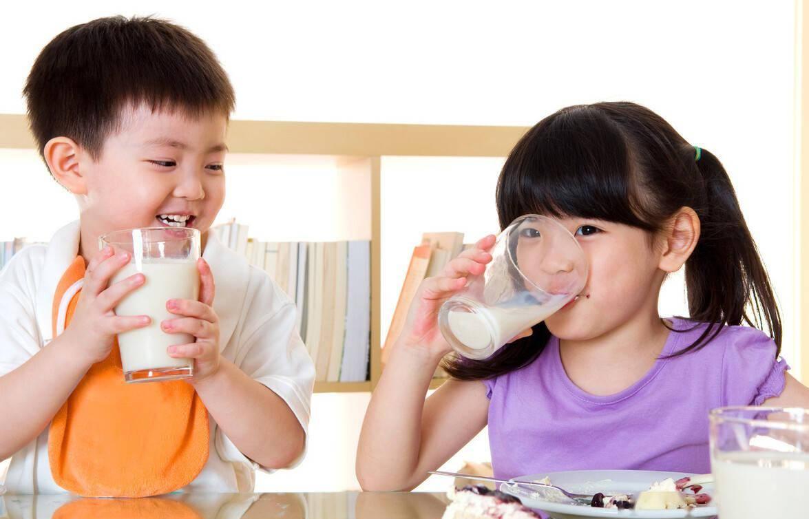 【家长提问】孩子骨龄提前、偏大，还能喝牛奶吗？骨龄偏大怎么补救？
 
答：即使是