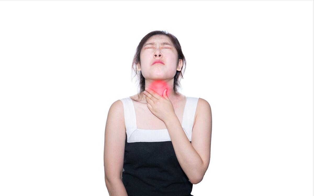 新冠感染咽喉疼痛咳出血，是不是