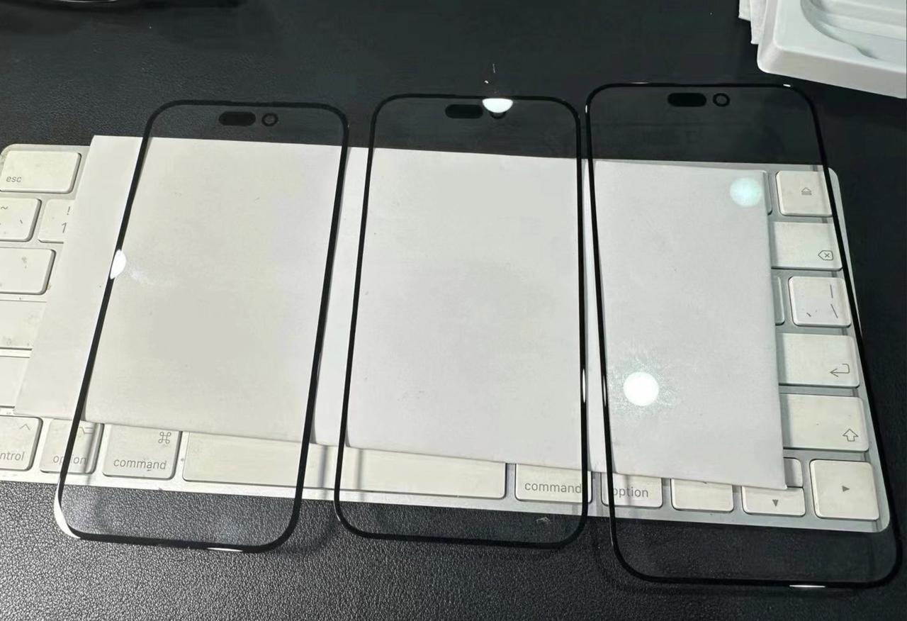 iPhone 15系列玻璃盖板曝光，从左到右分别是iPhone 15/15 Pr