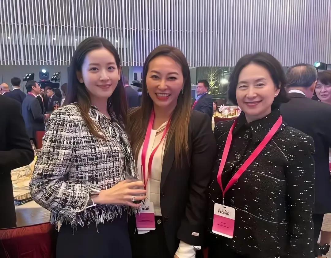 京东老板娘章泽天同框何超琼，邱咏筠，三人宴会上合影，羡煞旁人。

章泽天穿灰色小