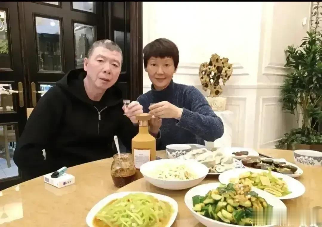 冯小刚不愧是娱乐圈最大的导演，连妻子都那么漂亮，看到昔日冯小刚和妻子徐帆一起吃饭