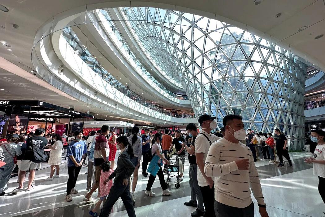 瑞士数字奢侈品集团：中国消费者不知道什么是好东西，他们需要指导。

该集团向《华