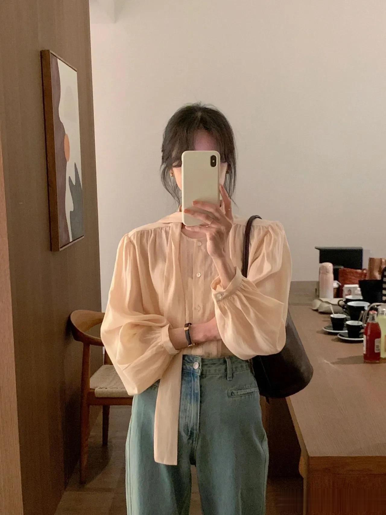
🇰🇷敲温柔又气质的春夏衬衫穿搭，很期待春夏的到来。
 