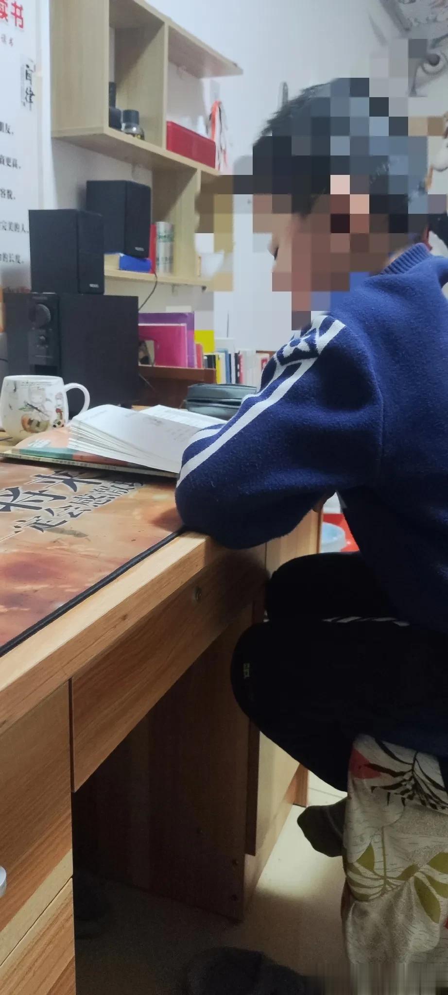 成年人996算什么？看看现在的初中和高中的孩子们吧，每天6点起，晚上9点回，回家