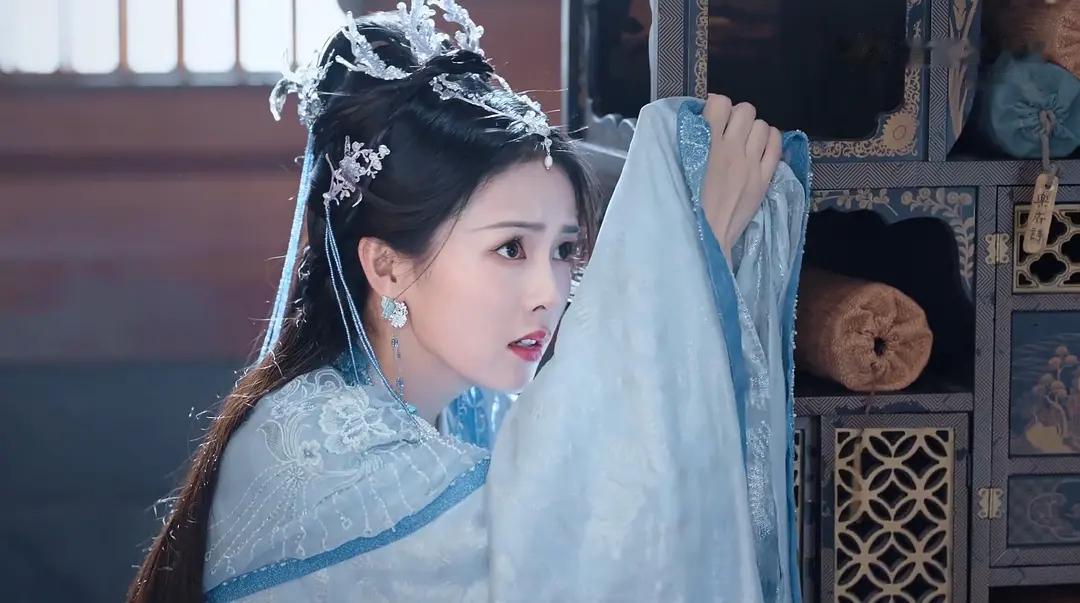 截图了几个《长月烬明》预告里的白鹿，还挺好看的！ ​​​