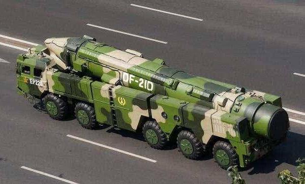 DF-21D全长约15米，直径约1.4米，射程1500千米以上，属于二级固体燃料