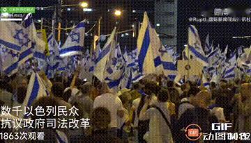 【众怒难平 】当地时间8日，数千以色列民众在特拉维夫举行抗议活动，继续反对以色列
