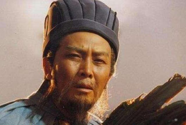 诸葛亮在刘备去世之后，在蜀汉所拥有的权力之大，在三国演义里是很少的。董卓是在废立